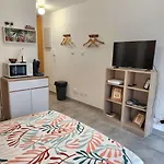 Joli Studio Renove Dans Station Balneaire.