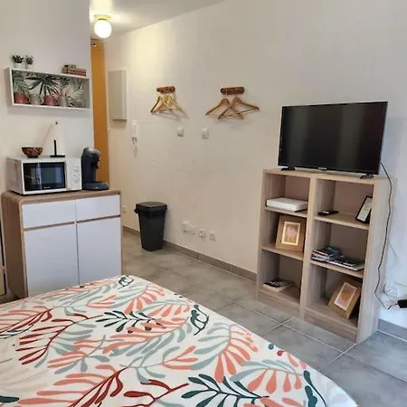 Joli Studio Renove Dans Station Balneaire.