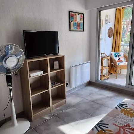 Joli Studio Renove Dans Station Balneaire.