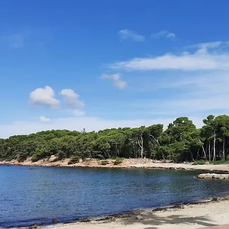 Joli Studio Renove Dans Station Balneaire.