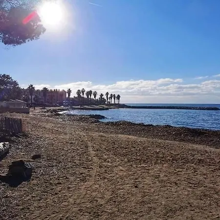 Joli Studio Renove Dans Station Balneaire. *